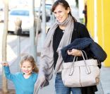 Jennifer Garner avec sa fille Violet et son D-Bag en décembre 2009 