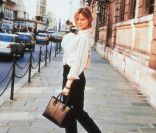 Eva Herzigova rue du Faubourd St Honoré en 1997 avec le D-Bag de Tod's