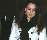 Kate Middleton avec le D-Bag de Tod's, sac nommé en l'honneur de Lady Diana, mère de son époux, le Prince William. Décembre 2009.  