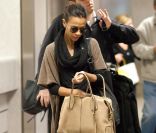 Zoe Saldana à l'aéroport avec le D-Bag de Tod's 