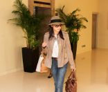 Michelle Yeoh à l'aéroport de Singapour avec le D-Bag, le T-Bag, la veste en daim Tod's by Derek Lam, les lunettes de soleil et les sandales en cuir marron chocolat... Le tout made in TOD'S !