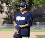 Kevin Federline assiste au match de baseball de son fils, Sean Preston, samedi 30 avril à Los Angeles.