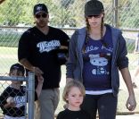 Kevin Federline et sa fiancée Victoria Prince, enceinte, assistent au match de baseball de Sean Preston, samedi 30 avril à Los Angeles.