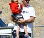 Pendant que son grand frère, Sean Preston, joue au baseball, le petit Jayden James s\'amuse comme il peut, samedi 30 avril à Los Angeles.