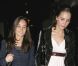 Kate Middleton et sa soeur Pippa, à Londres, sortent de la discothèque Raffles. Octobre 2007