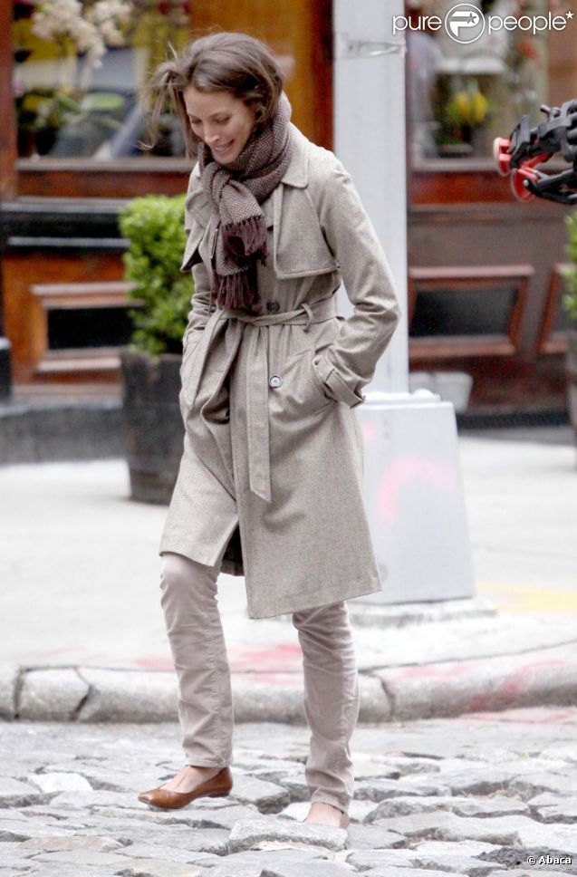 Christy Turlington ne fait aucun fashion faux-pas avec son trench et sa belle étole. New York, 15 avril 2011