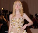 Dakota Fanning, l'une des mieux habillées lors du MET Ball à New York, a fait le show dans une robe Valentino 