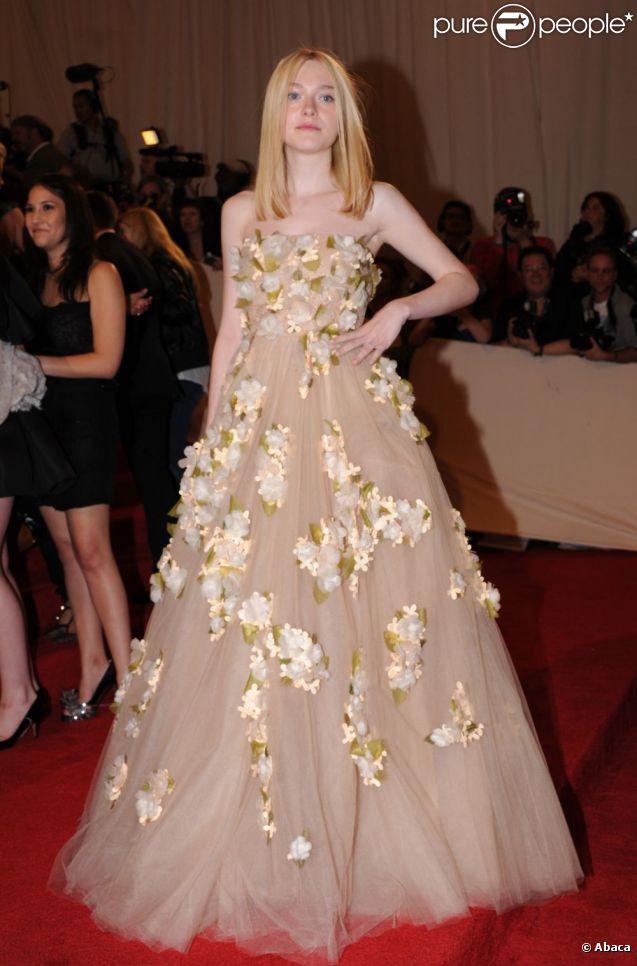 Dakota Fanning, l'une des mieux habillées lors du MET Ball à New York, a fait le show dans une robe Valentino 