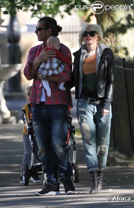Gwen Stefani et Gavin Rossdale sont avec leurs deux enfants Zuma et Kingston à Londres. Ils chouchoutent le bébé d'une amie. 3 mai 2011