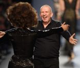 Jean-Paul Gaultier et Valérie Lemercier lors de son défilé en mars 2011