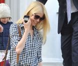 <p>Comme toutes les mamans, Claudia Schiffer va chercher ses enfants à l\'école. Londres, 3 mai 2011</p>