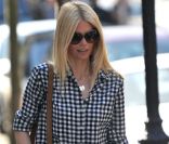 <p>Claudia Schiffer est toujours rayonnante, surtout avec ce look seventies. Londres, 3 mai 2011</p>