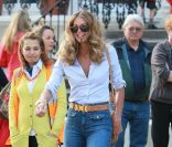 Elle Macpherson attire tous les regards en allant chercher ses enfants à l\'école. Londres, 27 avril 2011