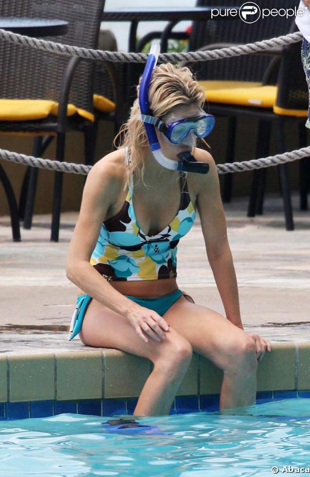 Heather Locklear en bikini : pas mal, la quadra !