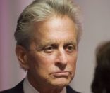 Michael Douglas lors de la 17e soirée annuelle de financement du fond pour les cancers du cou et de la tête de l'Université McGill à Montréal le 3 mai 2011 
