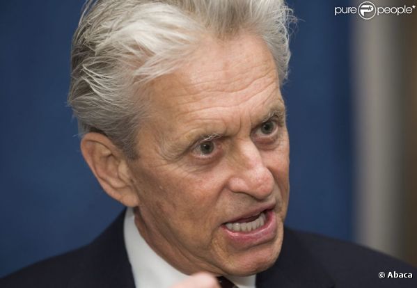 Michael Douglas lors de la 17e soirée annuelle de financement du fond pour les cancers du cou et de la tête de l'Université McGill à Montréal le 3 mai 2011 