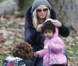 Heidi Klum et Seal en compagnie de leurs enfants profitent d'une après-midi au parc de Beverly Hills en décembre 2010 