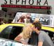 Anja Rubik et son fiancé Sasha Knezevic présentent le nouveau parfum DKNY à New York le 22 avril 2011.