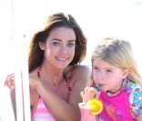 Denise Richards se détend à la plage à Nassau, aux Bahamas, avec sa fille Lola le 11 avril 2011 