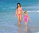 Denise Richards se détend à la plage à Nassau, aux Bahamas, avec sa fille Lola le 11 avril 2011
