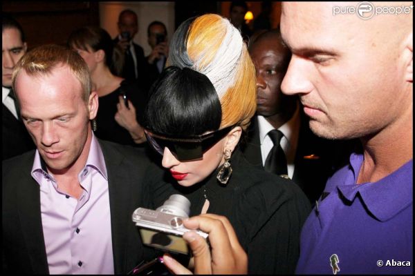 Une foule énorme attendait devant l'hôtel de la star à Paris, le 10 mai 2011.