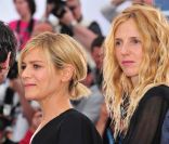 Marina Foïs et Sandrine Kiberlain à l'occasion du photocall de  Polisse , présenté aujourd'hui au 64e Festival de Cannes, le 13 mai 2011.