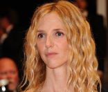 Sandrine Kiberlain lors de la montée des marches de <em>Polisse</em>, lors du 64e Festival de Cannes, le 13 mai 2011.