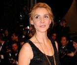 Clotilde Courau lors de la montée des marches organisée à l\'occasion de la projection du film <em>Polisse</em>, le 13 mai 2011.