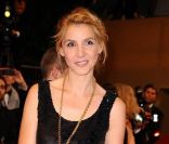 Clotilde Courau lors de la montée des marches organisée à l\'occasion de la projection du film <em>Polisse</em>, le 13 mai 2011.
