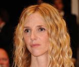 Sandrine Kiberlain lors de la montée des marches organisée à l\'occasion de la projection du film <em>Polisse</em>, le 13 mai 2011.