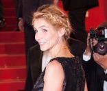 Clotilde Courau lors de la montée des marches organisée à l\'occasion de la projection du film <em>Polisse</em>, le 13 mai 2011.