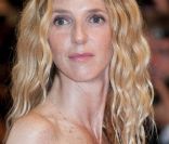 Sandrine Kiberlain lors de la montée des marches organisée à l\'occasion de la projection du film <em>Polisse</em>, le 13 mai 2011.