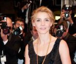 Clotilde Courau lors de la montée des marches organisée à l\'occasion de la projection du film <em>Polisse</em>, le 13 mai 2011.