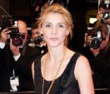 Clotilde Courau lors de la montée des marches organisée à l\'occasion de la projection du film <em>Polisse</em>, le 13 mai 2011.