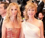 Sandrine Kiberlain et Karin Viard lors de la montée des marches organisée à l\'occasion de la projection du film <em>Polisse</em>, le 13 mai 2011.