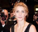 Clotilde Courau lors de la montée des marches organisée à l\'occasion de la projection du film <em>Polisse</em>, le 13 mai 2011.