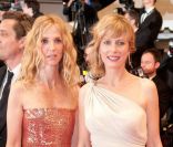 Sandrine Kiberlain et Karin Viard lors de la montée des marches organisée à l\'occasion de la projection du film <em>Polisse</em>, le 13 mai 2011.