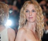 Sandrine Kiberlain lors de la montée des marches organisée à l\'occasion de la projection du film <em>Polisse</em>, le 13 mai 2011.