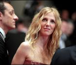 Sandrine Kiberlain lors de la montée des marches du festival de Cannes 2011.