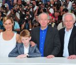 Cécile de France, Thomas Doret et les frères Dardenne lors du photocall du Gamin au vélo, le 15 mai 2011.