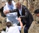Les skippers aident Boris Becker et son épous Lilly Kerssenberg à monter à bord afin qu'ils quittent l'hôtel Eden Roc à Cannes durant le 64e Festival de Cannes le 15 mai 2011