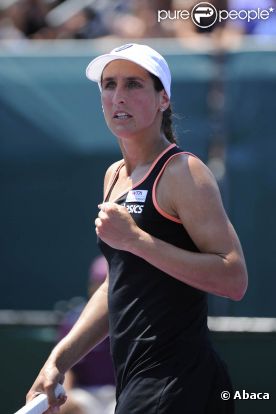 En mars 2011, Virginie Razzano disputait le tournoi de Miami. Pour elle, mais aussi pour son compagnon Stéphane Vidal, resté dans le Gard et condamné à mourir des suites d'une tumeur du cerveau dont il était atteint depuis 9 ans. Razzano n'apprendra l'aggravation de l'état de son bien-aimé qu'à son retour des Etats-Unis, et sera à ses côtés jusqu'au bout. Stéphane Vidal est décédé le lundi 16 mai...