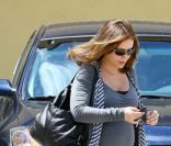 Alyssa Milano enceinte et discrète lors d\'une balade à Los Angeles le 17 mai 2011<br />