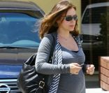 Alyssa Milano enceinte et discrète lors d\'une balade à Los Angeles le 17 mai 2011<br />