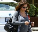 Alyssa Milano enceinte et discrète lors d\'une balade à Los Angeles le 17 mai 2011<br />