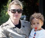 Ellen Pompeo avec sa petite Stella Luna, à la sortie du magasin Fred Segal, se baladant dans les rues de West Hollywood à Los Angeles, le 17 mai 2011.