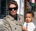 Ellen Pompeo avec sa petite Stella Luna, à la sortie du magasin Fred Segal, se baladant dans les rues de West Hollywood à Los Angeles, le 17 mai 2011.