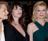 Charlotte Rampling, Charlotte Gainsbourg et Kirsten Dunst lors de la projection du film Melancholia, de Lars Von Trier, le 18 mai 2011, au 64e festival de Cannes.