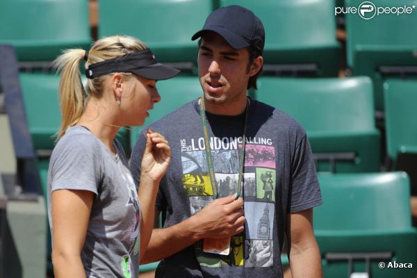 La superbe Russe Maria Sharapova, 24 ans, numéro 7 mondial, aborde Roland-Garros dans les meilleures conditions : victorieuse à Rome, elle peut compter sur le soutien de son fiancé Sasha Vujacic, comme lors de son entraînement Porte d'Auteuil, le 18 mai 2011.