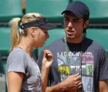 La superbe Russe Maria Sharapova, 24 ans, numéro 7 mondial, aborde Roland-Garros dans les meilleures conditions : victorieuse à Rome, elle peut compter sur le soutien de son fiancé Sasha Vujacic, comme lors de son entraînement Porte d'Auteuil, le 18 mai 2011.